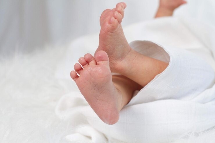 kaki bayi bengkok, kaki newborn tidak lurus, bentuk kaki bayi baru lahir, bowleg pada bayi, tumbuh kembang bayi, kaki bayi usia 3 bulan, perkembangan motorik bayi